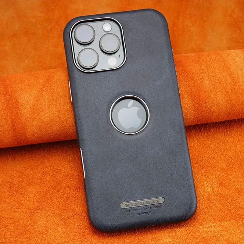 جراب فاخر للجهاز iPhone بلون أسود يظهر شعار Apple مع تصميم أنيق.