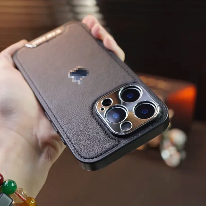 غطاء جلدي لهاتف iPhone بلون بني، يبرز الأناقة والبساطة في التصميم.