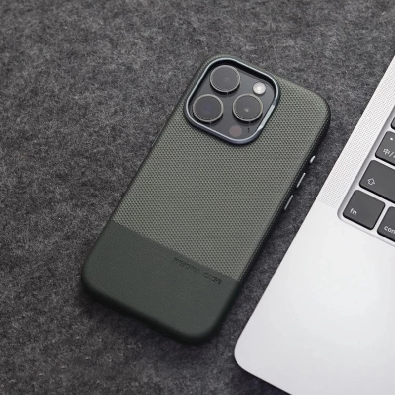 جراب هاتف iPhone 16 Pro Max بلون أخضر، يوفر حماية أنيقة وعالية الجودة على سطح رمادي.