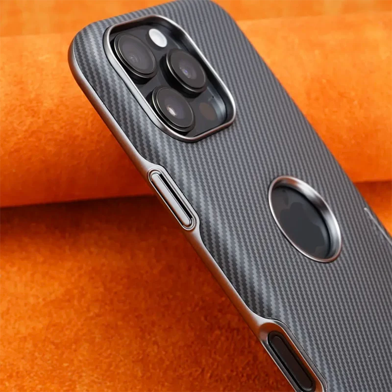 جراب iPhone بنقشة كيفلر، خفيف الوزن، متين، تصميم أنيق مع زر تحكم واضح.