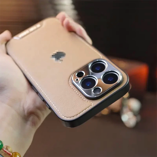 غطاء جلدي متميز لهواتف iPhone بلون بني مع تصميم أنيق وعدسات كاميرا ظاهرة.