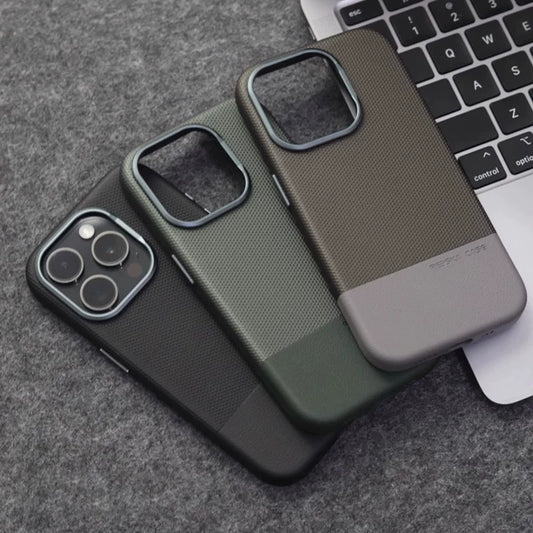 ثلاثة جرابات هاتف iPhone 16 Pro Max بلون جلد متباين، تصميم عصري وأنيق لحماية فعالة.