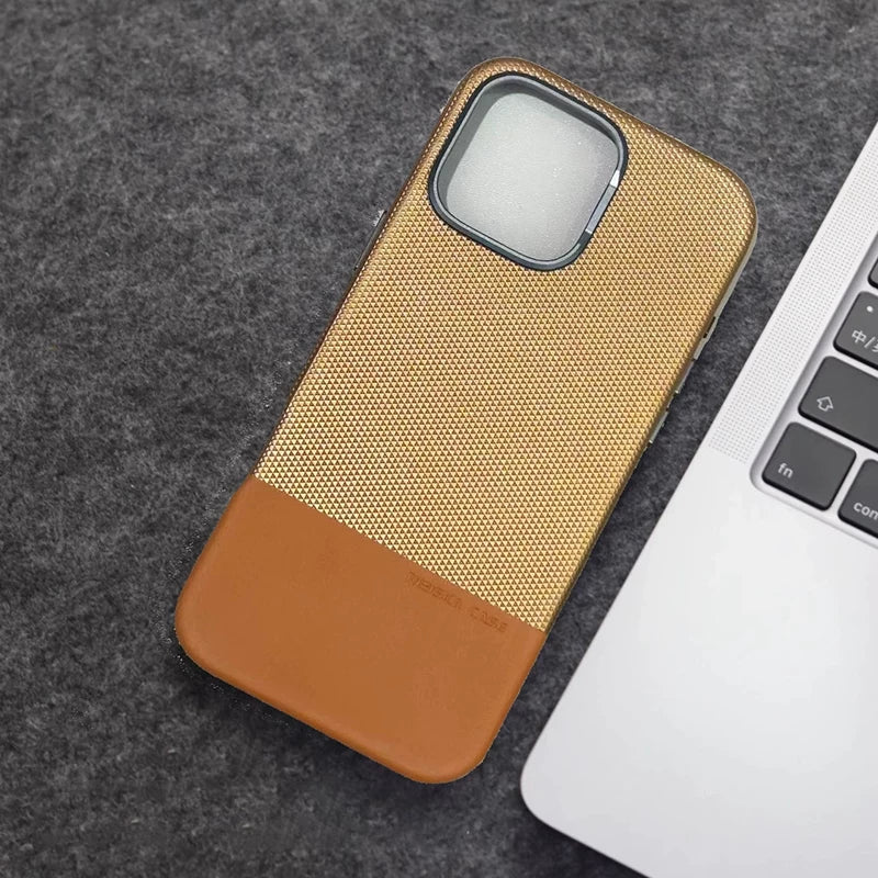 جراب هاتف iPhone 16 Pro Max بلون جلد متباين، تصميم أنيق يحمي الهاتف من الخدوش.